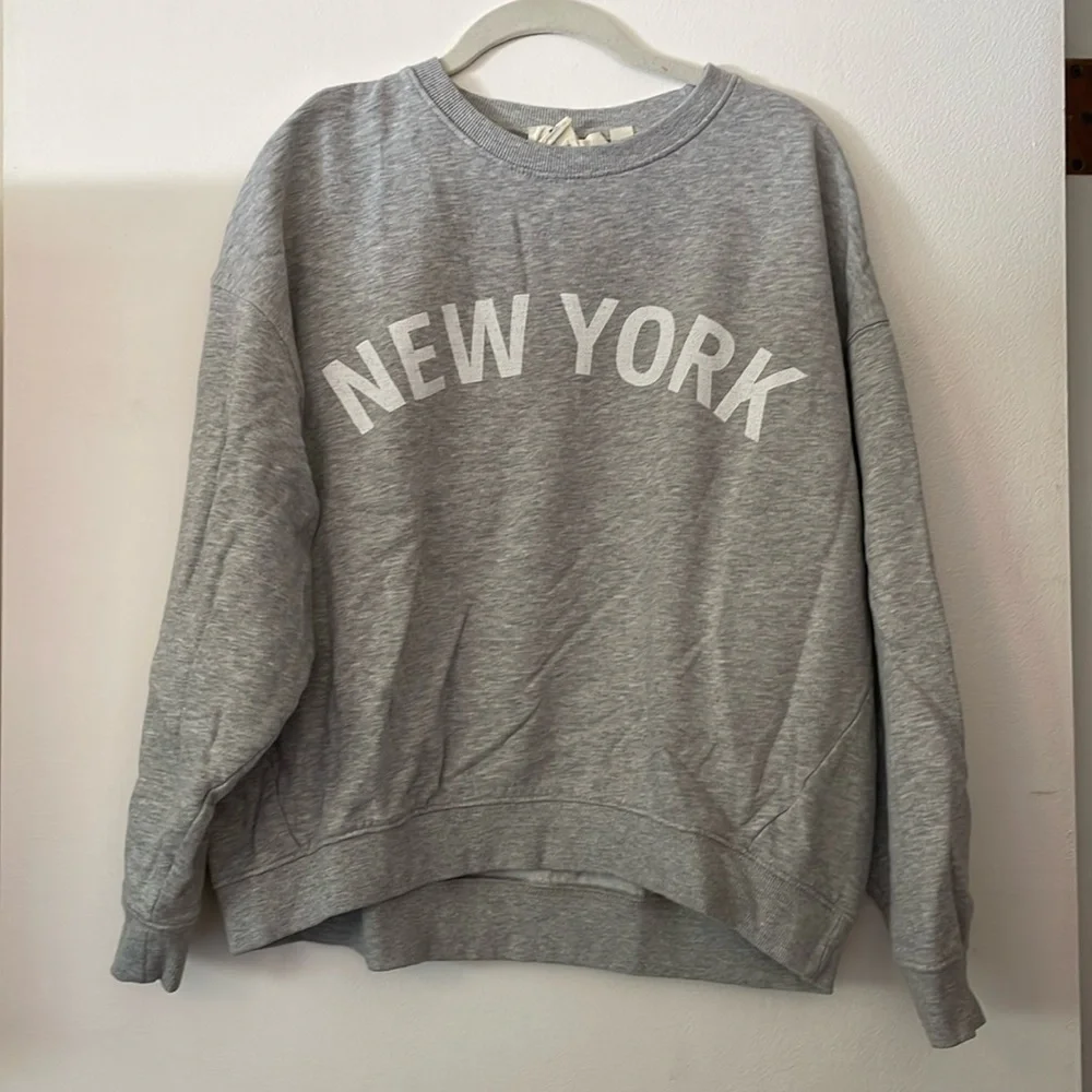 👽3/$30 SALE👽 H&M LOGG New York Printed Crewneck Sweatshirt Size Medium - Picture 2 of 7